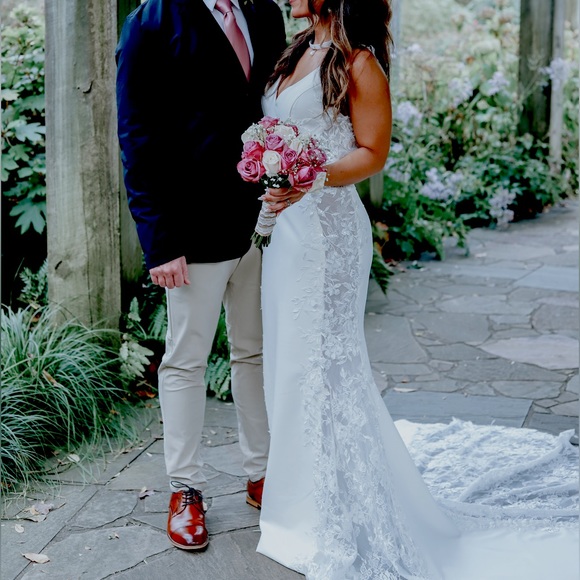 Beautiful wedding dress with a lovely train. - Picture 9 of 11